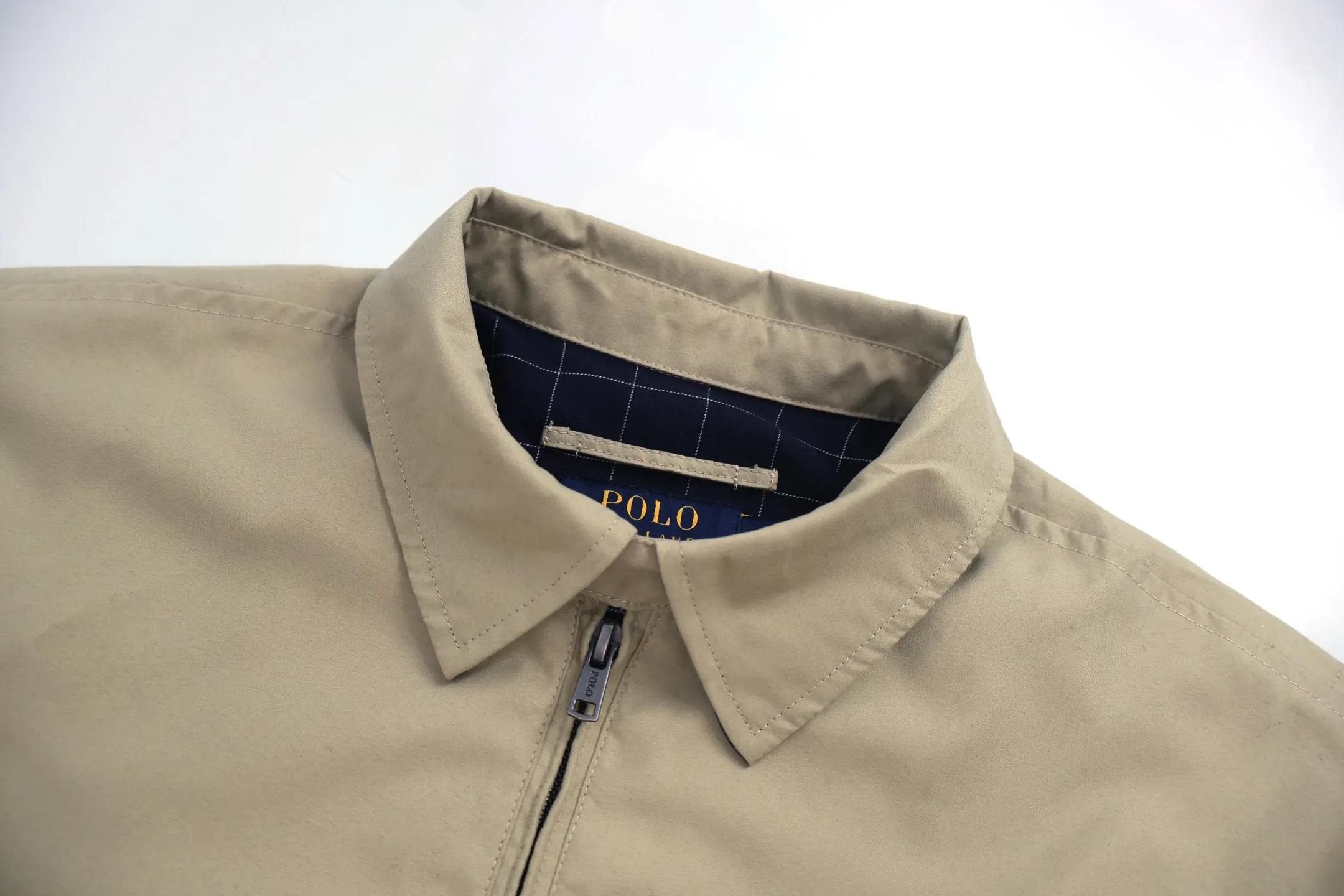 P590 [Exclusive supply] Ralph Lauren embroidered zipper jacket (khaki), custom-made cotton fine twill elegant fabric, soft and silky, comfortable and close to the skin, with khaki as the base color, soft and unobtrusive. Adopt imported machine embroidery technology, use advanced computer control system and precision mechanical components to achieve the iconic pony embroidery operation with high precision and smooth and delicate lines. Template machine bag opening The preset template guides the position, shape and size of the bag opening. The accuracy ensures the quality of the bag opening effect. The infrared positioning cutting machine uses an infrared transmitter and an infrared receiver to achieve precise positioning of materials. The accuracy can reach the micron level, thereby meeting the effect of high-precision cutting of plaid alignment. The fabrics have been carefully washed and have a better feel and texture. They are not easy to deform, shrink or fade, and maintain long-term beauty. Accessories customized 1:1 Ralph Lauren horn buckle. Size:S-M-L-XL